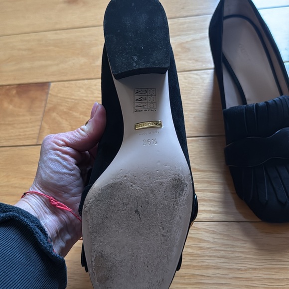 Gucci Women's Black Flats with Gold Buckle - Picture 3 of 4